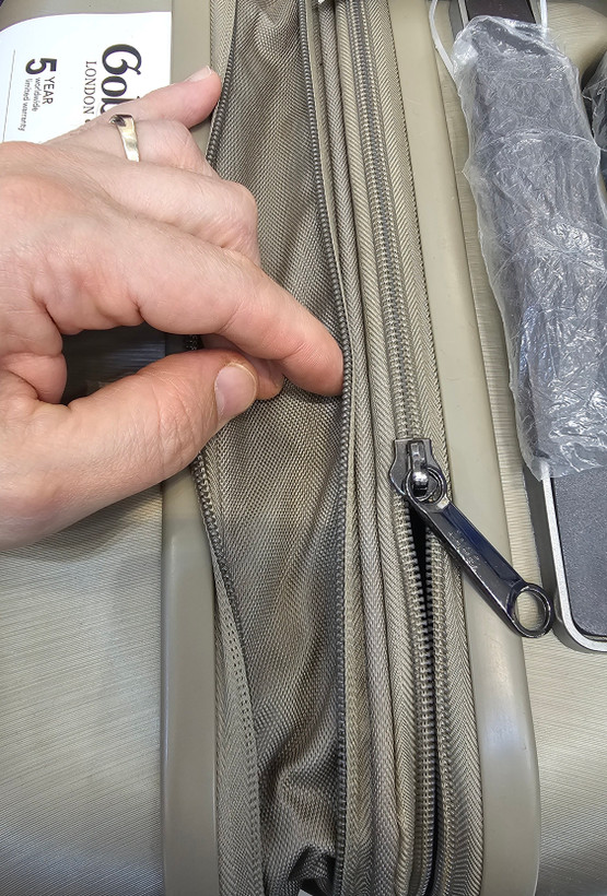 دارای زیپ دوبل ضدسرقت و زیپ افزایش حجم