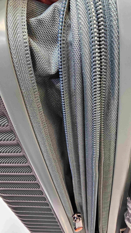 دارای زیپ دولبه ضدسرقت و زیپ افزایش حجم