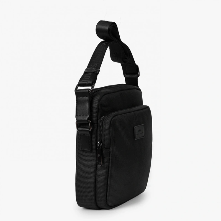 دارای زیپ و جیبهای زیاد