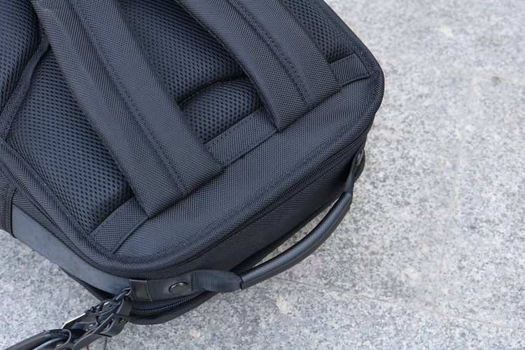 نگهدارنده روی چمدان